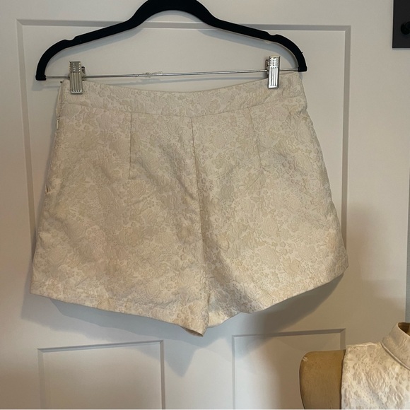 TCEC- SZ M Cream Organza Peplum Floral Brocade Top and Shorts Set - Picture 4 of 8